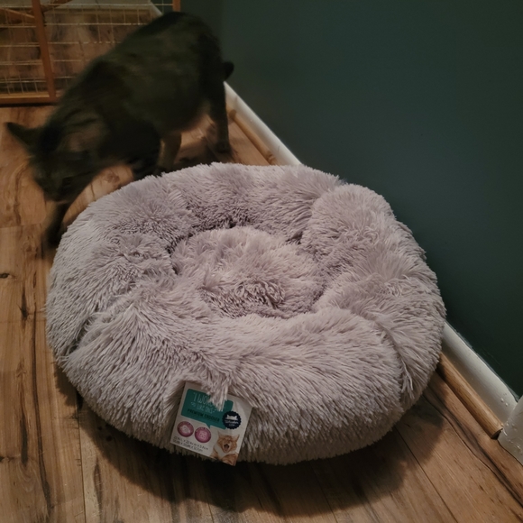 NEW Cat Small Dog Cuddler Donut Round Faux Fur Gray Pet Bed 22" Diameter - Picture 4 of 12